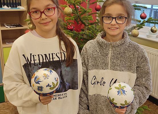 Uczniowie z własnoręcznie wykonanymi bombkami