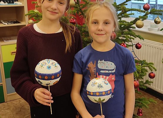 Uczniowie z własnoręcznie wykonanymi bombkami