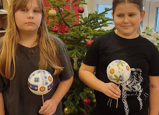 Uczniowie z własnoręcznie wykonanymi bombkami