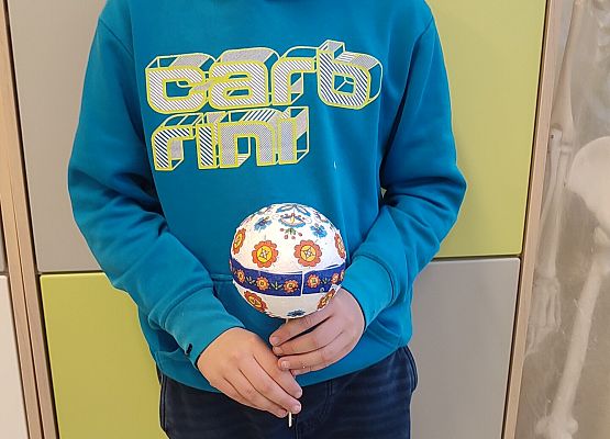 Uczniowie z własnoręcznie wykonanymi bombkami