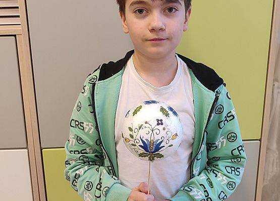 Uczniowie z własnoręcznie wykonanymi bombkami