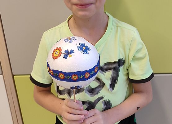 Uczniowie z własnoręcznie wykonanymi bombkami