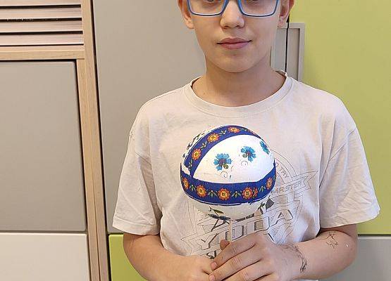 Uczniowie z własnoręcznie wykonanymi bombkami