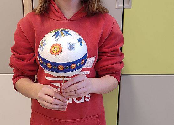 Uczniowie z własnoręcznie wykonanymi bombkami