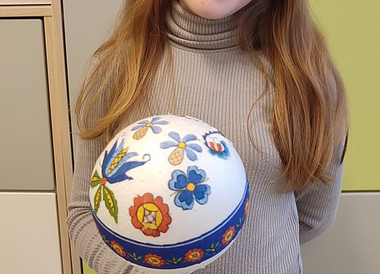 Uczniowie z własnoręcznie wykonanymi bombkami