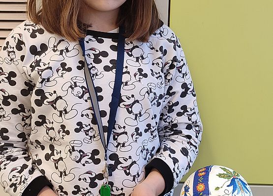 Uczniowie z własnoręcznie wykonanymi bombkami