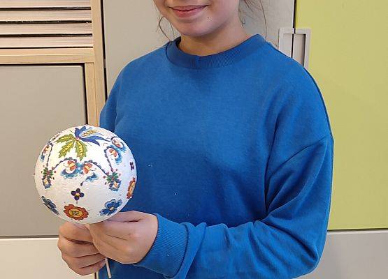 Uczniowie z własnoręcznie wykonanymi bombkami