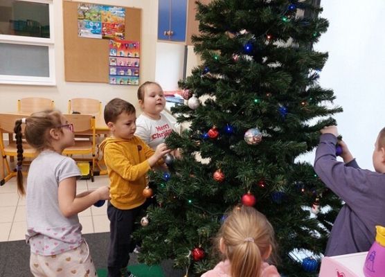 Grafika 1: ŚWIĘTA  TUŻ, TUŻ