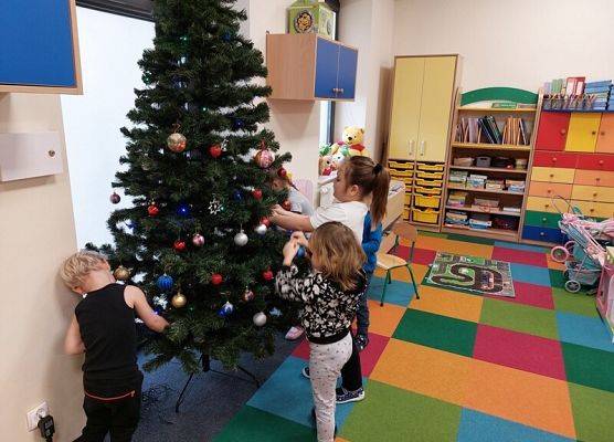 Grafika 2: ŚWIĘTA  TUŻ, TUŻ