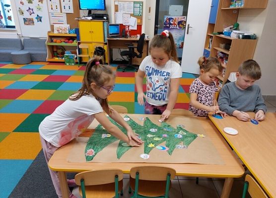 Grafika 8: ŚWIĘTA  TUŻ, TUŻ