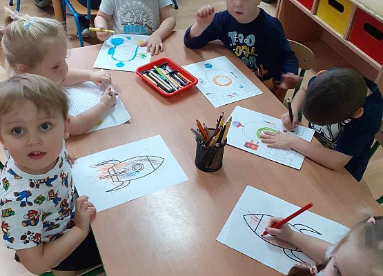 Dzieci z młodszej grupy przy pracy