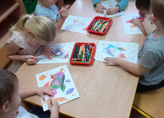 Dzieci z młodszej grupy przy pracy