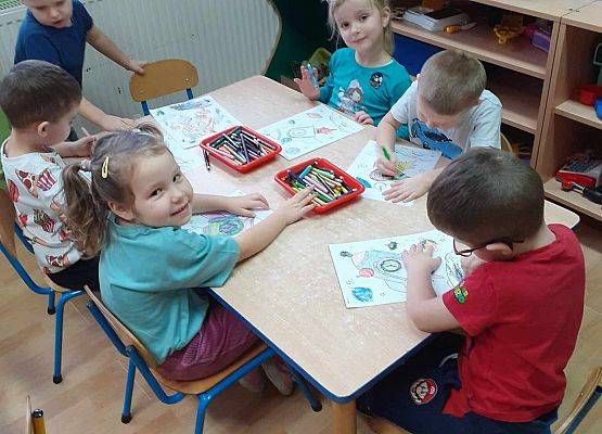 Dzieci z młodszej grupy przy pracy