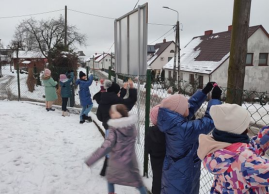Uczniowie dokarmiają ptaki