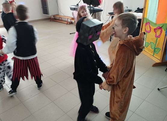 Grafika 14: Bal karnawałowy