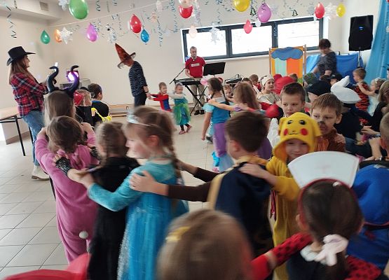 Grafika 17: Bal karnawałowy