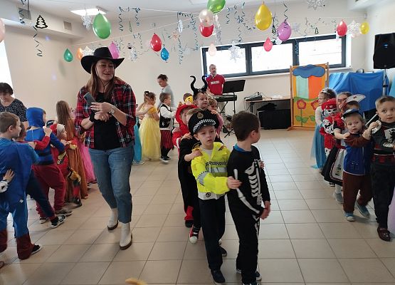 Grafika 18: Bal karnawałowy