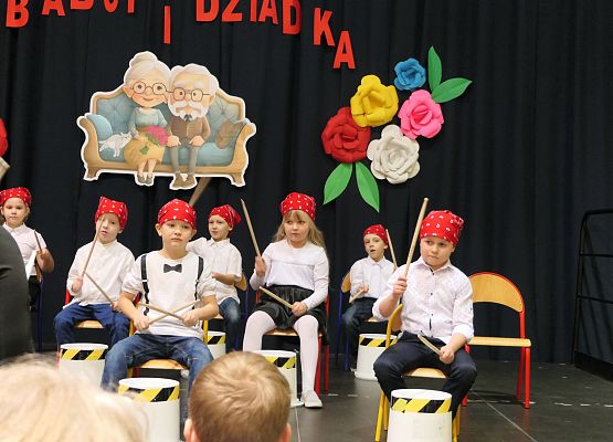 Uroczystości z okazji Dnia Babci i Dziadka w Zespole Szkół w Garczegorzu.