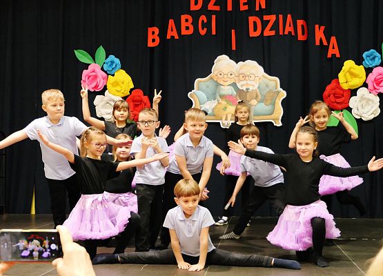 Uroczystości z okazji Dnia Babci i Dziadka w Zespole Szkół w Garczegorzu.