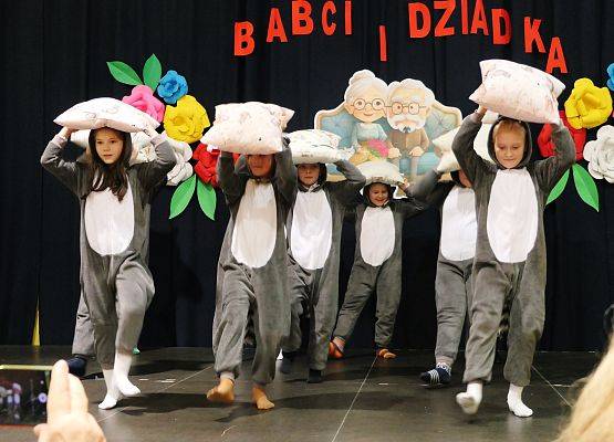 Uroczystości z okazji Dnia Babci i Dziadka w Zespole Szkół w Garczegorzu.