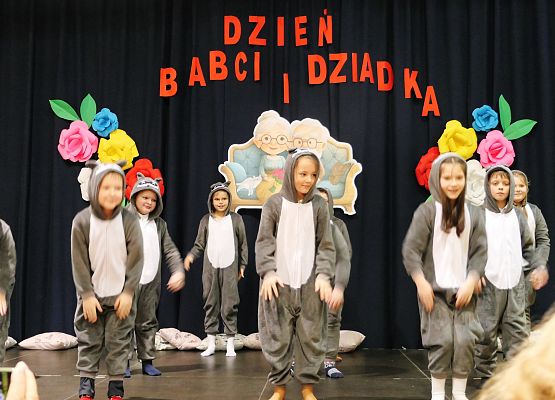 Uroczystości z okazji Dnia Babci i Dziadka w Zespole Szkół w Garczegorzu.