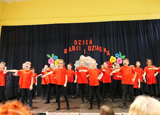 Uroczystości z okazji Dnia Babci i Dziadka w Zespole Szkół w Garczegorzu.