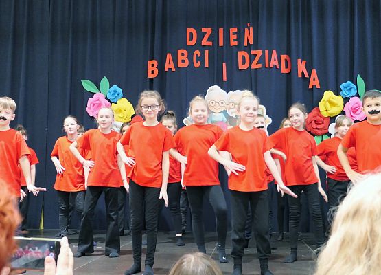 Uroczystości z okazji Dnia Babci i Dziadka w Zespole Szkół w Garczegorzu.