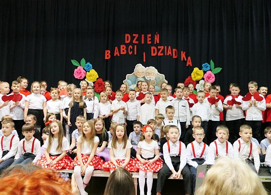 Uroczystości z okazji Dnia Babci i Dziadka w Zespole Szkół w Garczegorzu.