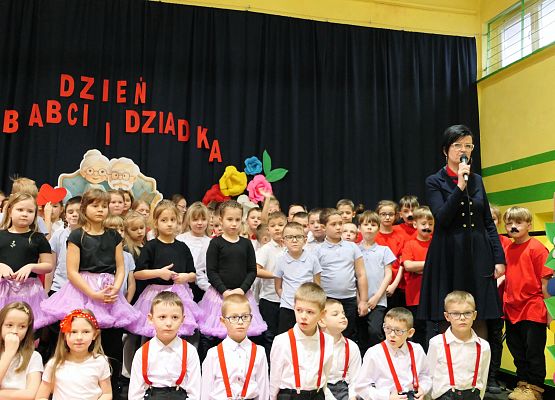 Uroczystości z okazji Dnia Babci i Dziadka w Zespole Szkół w Garczegorzu.