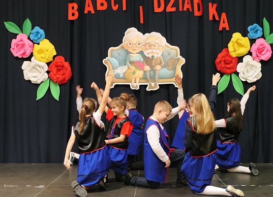 Uroczystości z okazji Dnia Babci i Dziadka w Zespole Szkół w Garczegorzu.