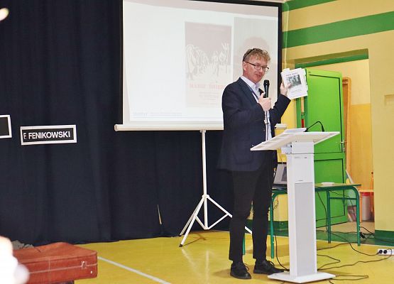 Spotkanie pokoleń i promocja książki p.Janiny Grabowskiej "Marsz Śmierci" w szkole w Garczegorzu.