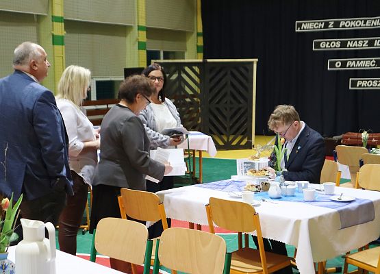 Spotkanie pokoleń i promocja książki p.Janiny Grabowskiej "Marsz Śmierci" w szkole w Garczegorzu.