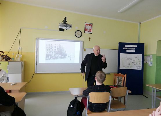 Spotkanie pokoleń i promocja książki p.Janiny Grabowskiej "Marsz Śmierci" w szkole w Garczegorzu.