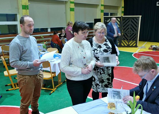 Spotkanie pokoleń i promocja książki p.Janiny Grabowskiej "Marsz Śmierci" w szkole w Garczegorzu.