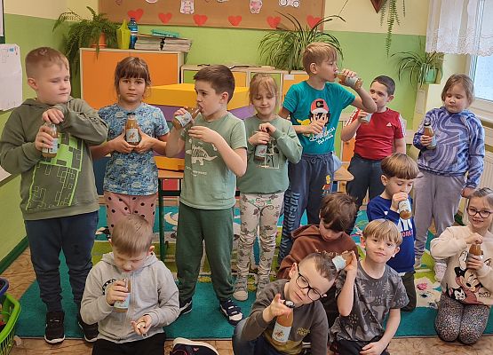 Uczniowie podczas zajęć.