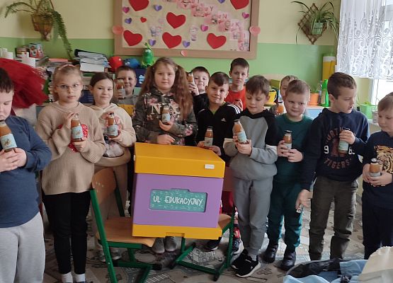 Uczniowie podczas zajęć.