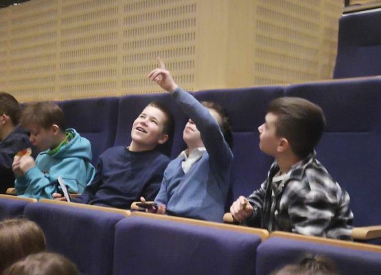 Grafika 8: Wyjazd do teatru