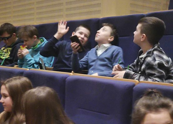 Grafika 4: Wyjazd do teatru