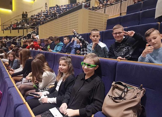 Grafika 6: Wyjazd do teatru