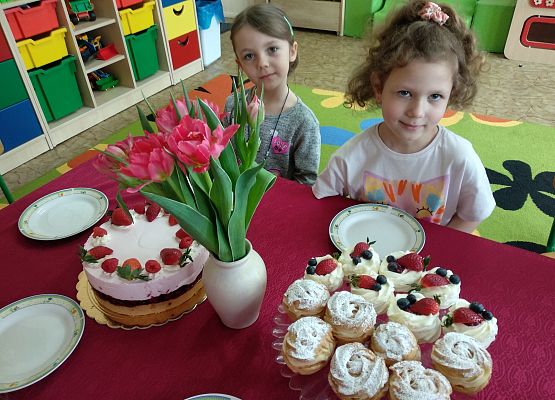 Grafika 15: ŚWIĘTUJEMY DZIEŃ KOBIET