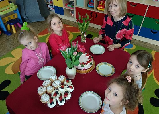 Grafika 16: ŚWIĘTUJEMY DZIEŃ KOBIET