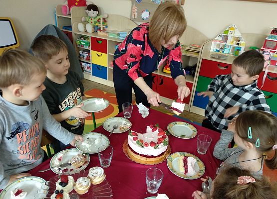 Grafika 18: ŚWIĘTUJEMY DZIEŃ KOBIET