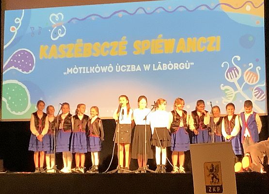 Grafika 4: Kaszëbsczé spiéwanczi "Mòtilkòwô ùczba w Lãbòrgù"