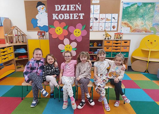 Grafika 1: DZIEŃ  KOBIET