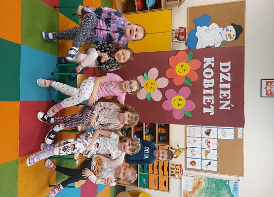 Grafika 2: DZIEŃ  KOBIET