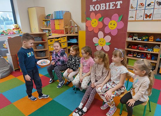 Grafika 4: DZIEŃ  KOBIET