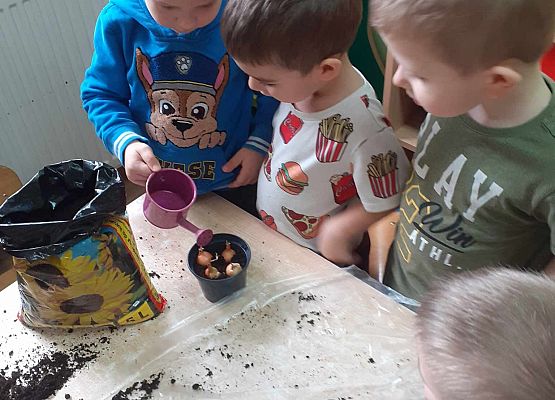 Młodsza grupa przy pracy