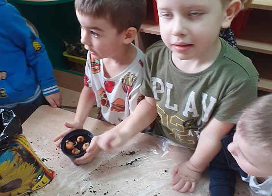 Młodsza grupa przy pracy