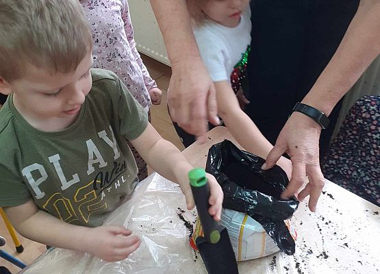 Młodsza grupa przy pracy