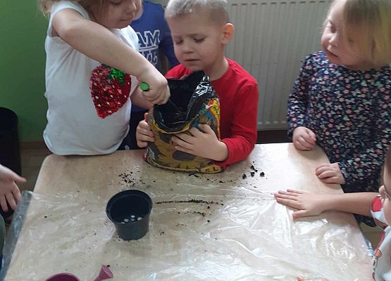 Młodsza grupa przy pracy